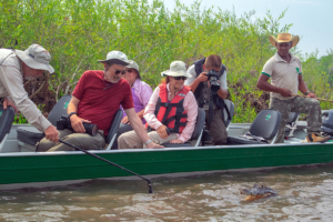 grupo turistas jstam barco jacare pantanal mt rio claro